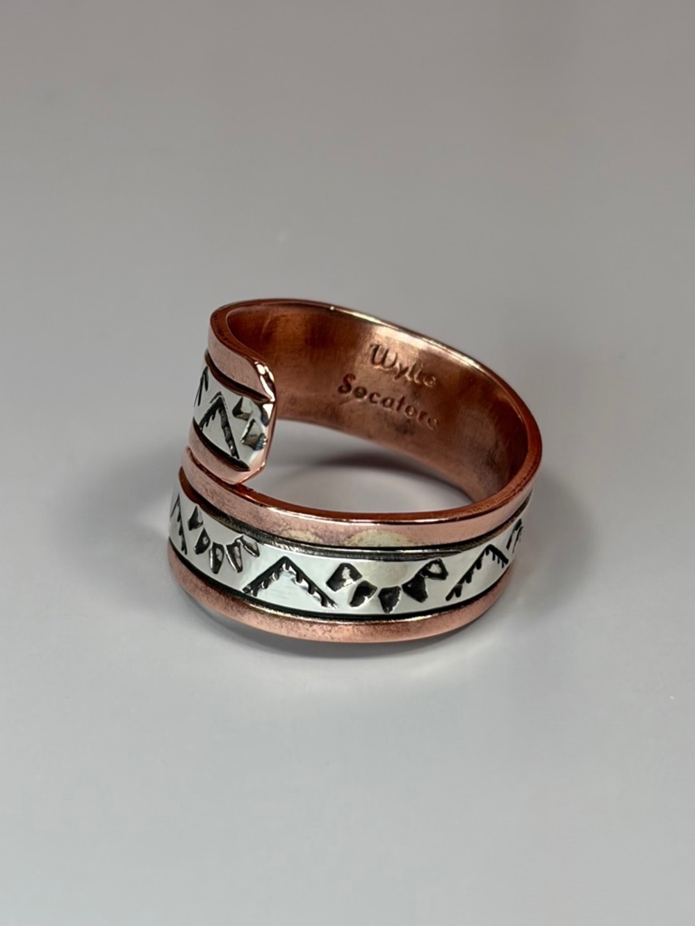Wylie Secatero Signed Copper & 925 Sterling Silver Ring - Picture 4 of 15